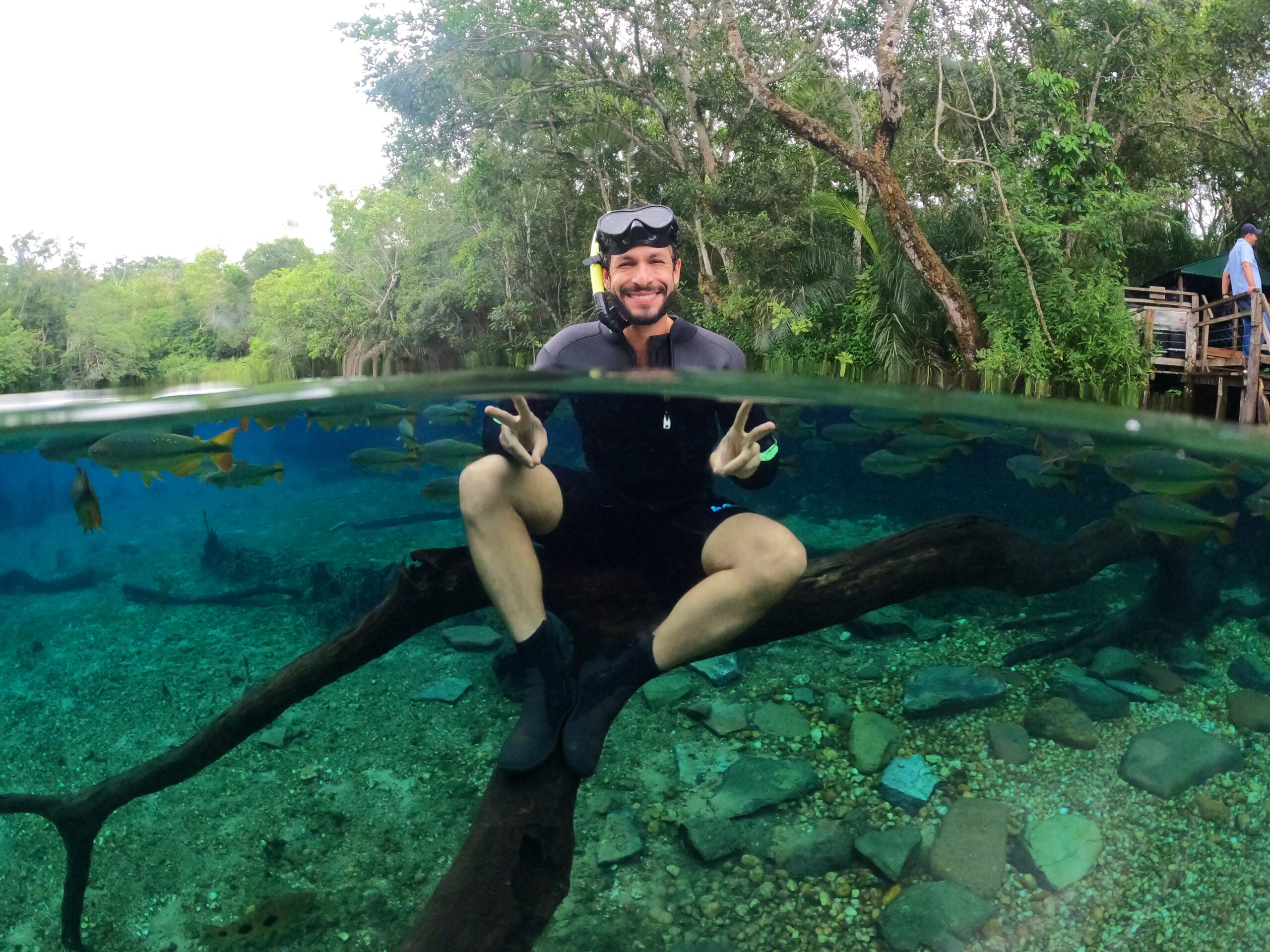 Ator Rainer Cadete faz flutuação no Recanto Ecológico Rio da Prata, passeio de ecoturismo em Jardim MS.