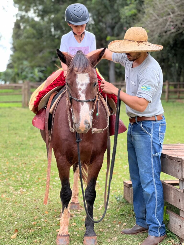 Crianças aproveitam o passeio a cavalo no Recanto Ecológico Rio da Prata