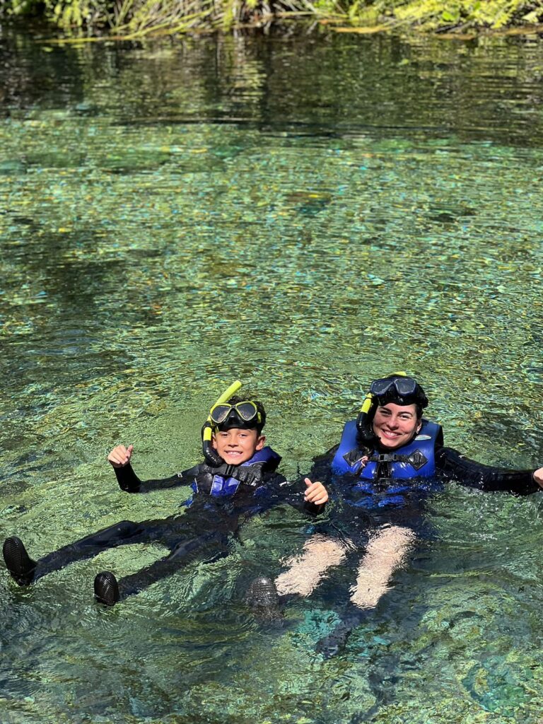 Cris e Emmanuel no passeio de flutuação no Recanto Ecológico Rio da Prata