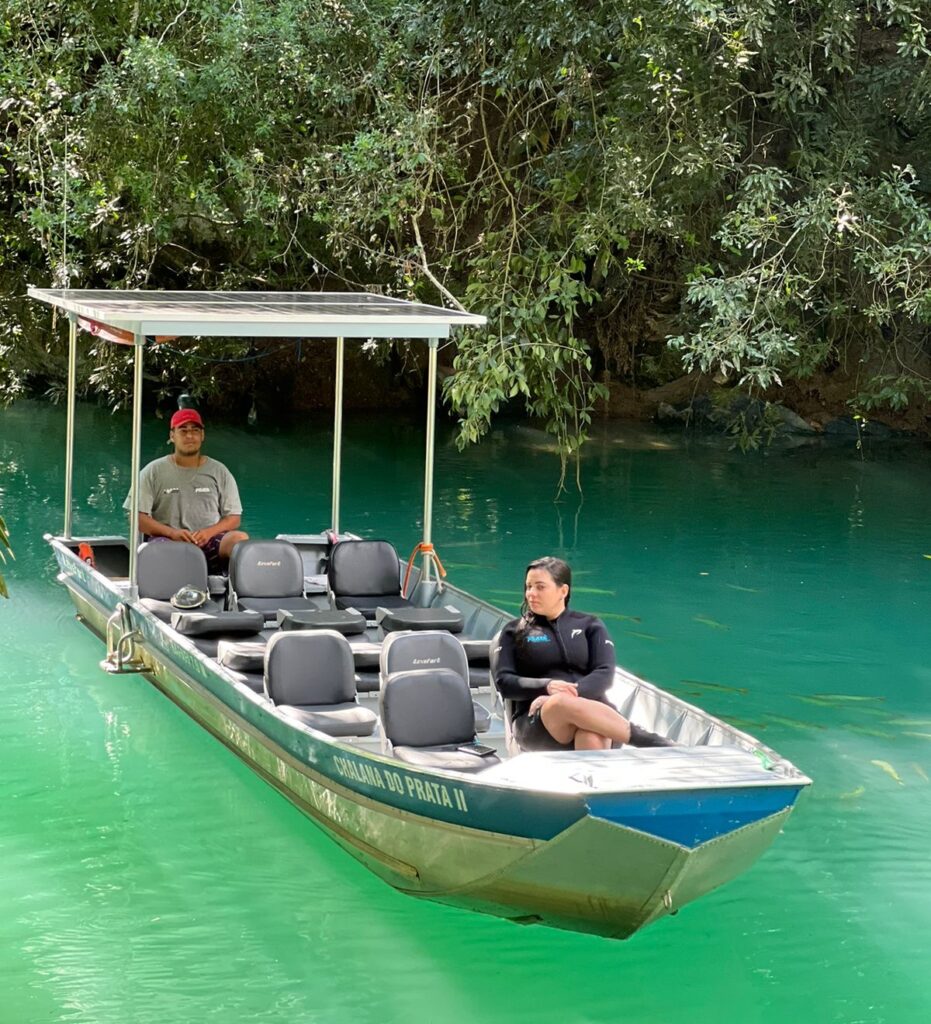 Cris Stilben faz passeio de barco e contempla as águas cristalinas do Recanto Ecológico Rio da Prata.