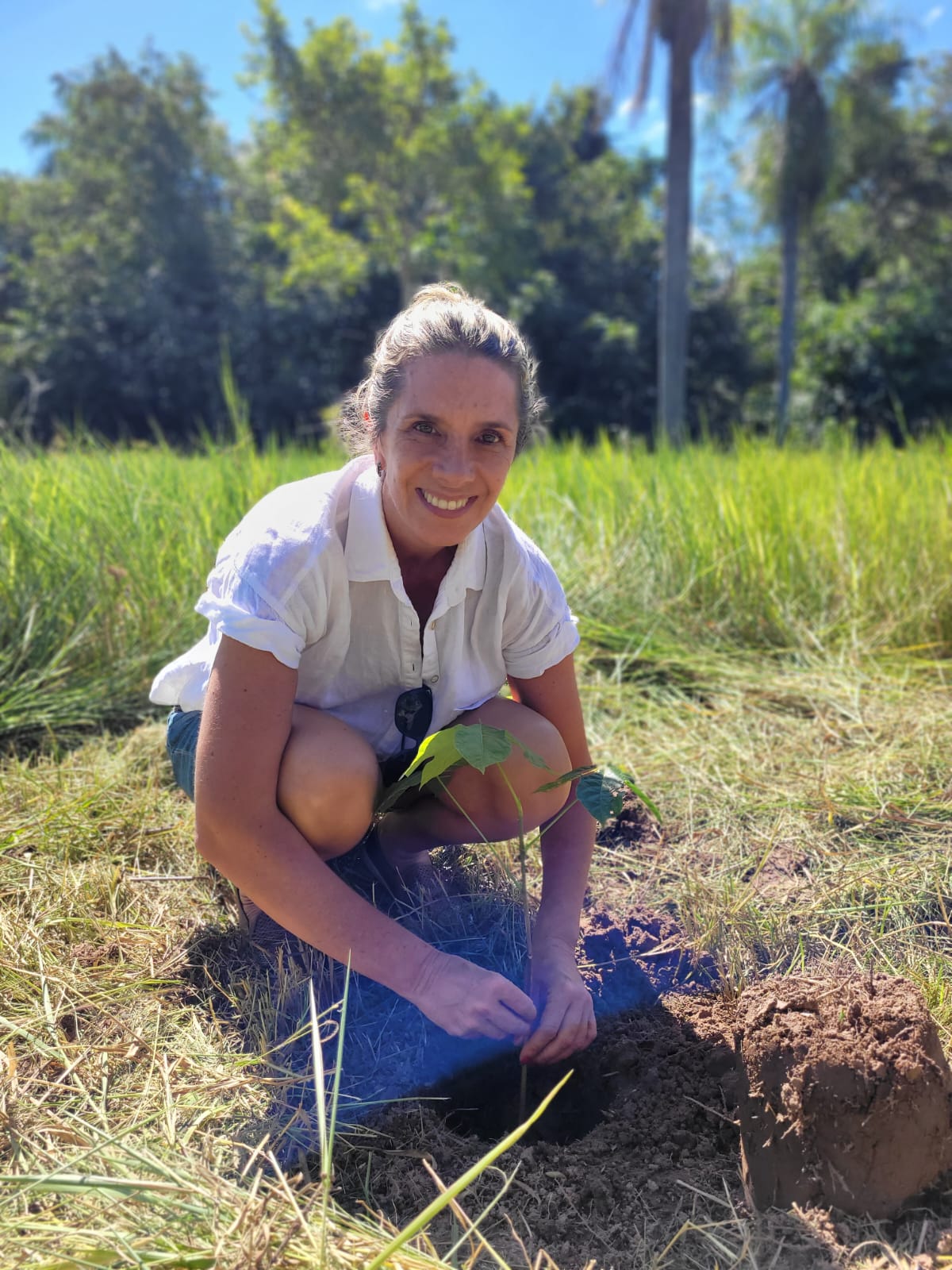 mulher plantando muda de árvore nativa no Recanto Ecológico Rio da Prata