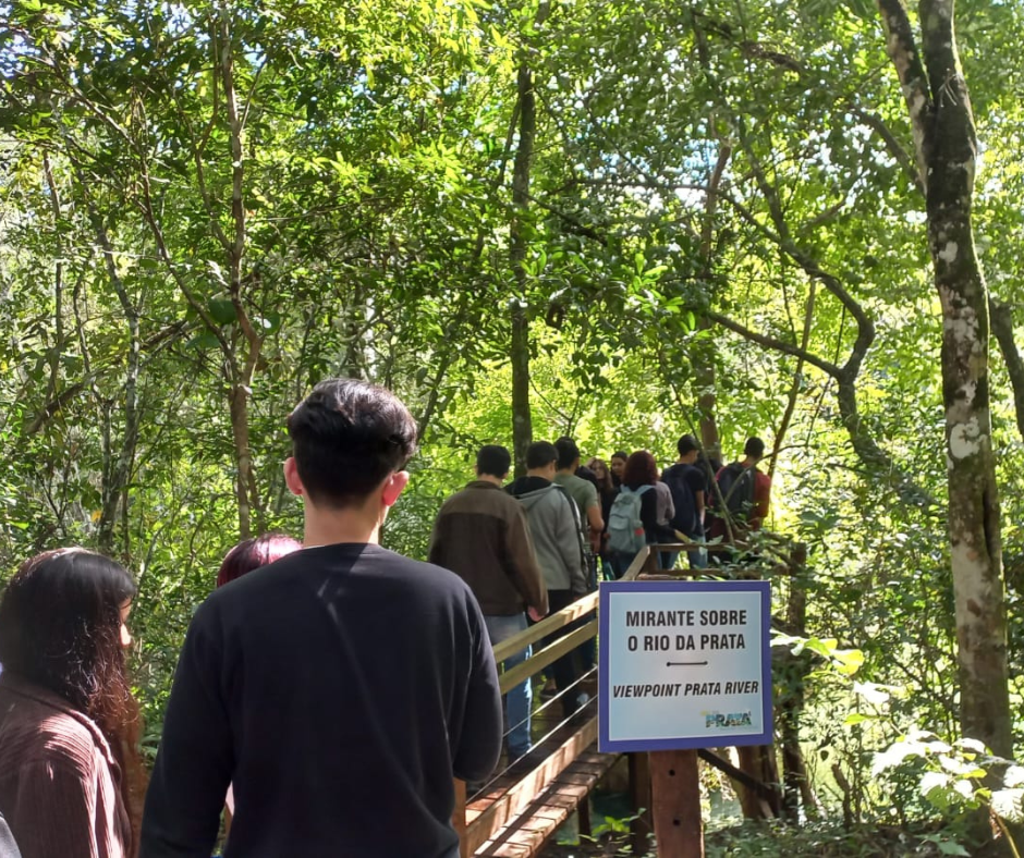 Alunos visitaram o mirante dos rios, onde rio Olho D'água deságua no rio da Prata.