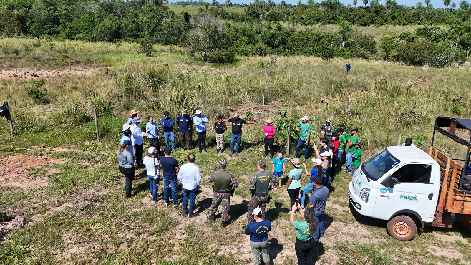 Amigos do Rio da Prata realizam plantio de 300 mudas nativas em área de nascente